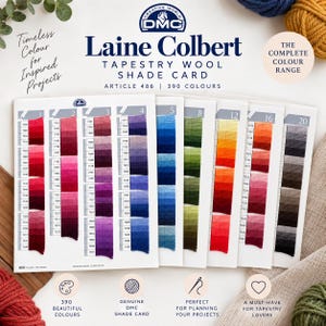 Op de afbeelding: Een DMC Laine Colbert tapijtwol kleurenkaart met 390 kleurstalen gerangschikt in kolommen op witte vellen papier. De kaart toont genummerde garenstalen in diverse tinten, waaronder rood, roze, paars, blauw, groen, oranje en grijs.