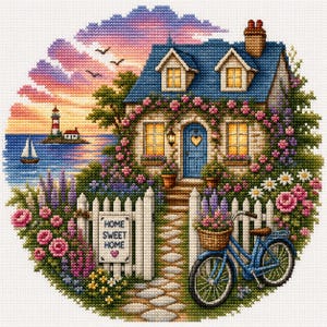 Puede incluir: Un diseño de punto de cruz de una escena de casa de campo costera. La casa tiene un techo azul, una puerta azul con un corazón y está rodeada de flores. Una bicicleta azul con una cesta de flores está cerca. Un letrero dice "Home Sweet Home."