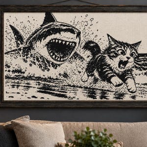 Patrón de punto de cruz en PDF: Tiburón persiguiendo a un gato. Divertido patrón monocromático de gato y tiburón. Hilo DMC 310. Descarga instantánea de patrón de punto de cruz grande contado.