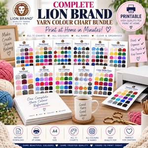 Könnte beinhalten: Ein Lion Brand Garnfarbkartenset mit 11 druckbaren PDF-Tabellen inklusive Garnproben, Namen und Farben. Enthält einen Stapel Referenzblätter, eine weiße Tasse mit dem Text Good Yarn Good Ideas, eine goldene Schere und einen Drucker.
