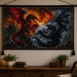 Può includere: Un arazzo rettangolare da parete con un'illustrazione dettagliata di un drago rosso che sputa fuoco e un drago nero che si affrontano in una scena di battaglia. L'opera è incorniciata da un bordo nero e appesa a un'asta orizzontale.