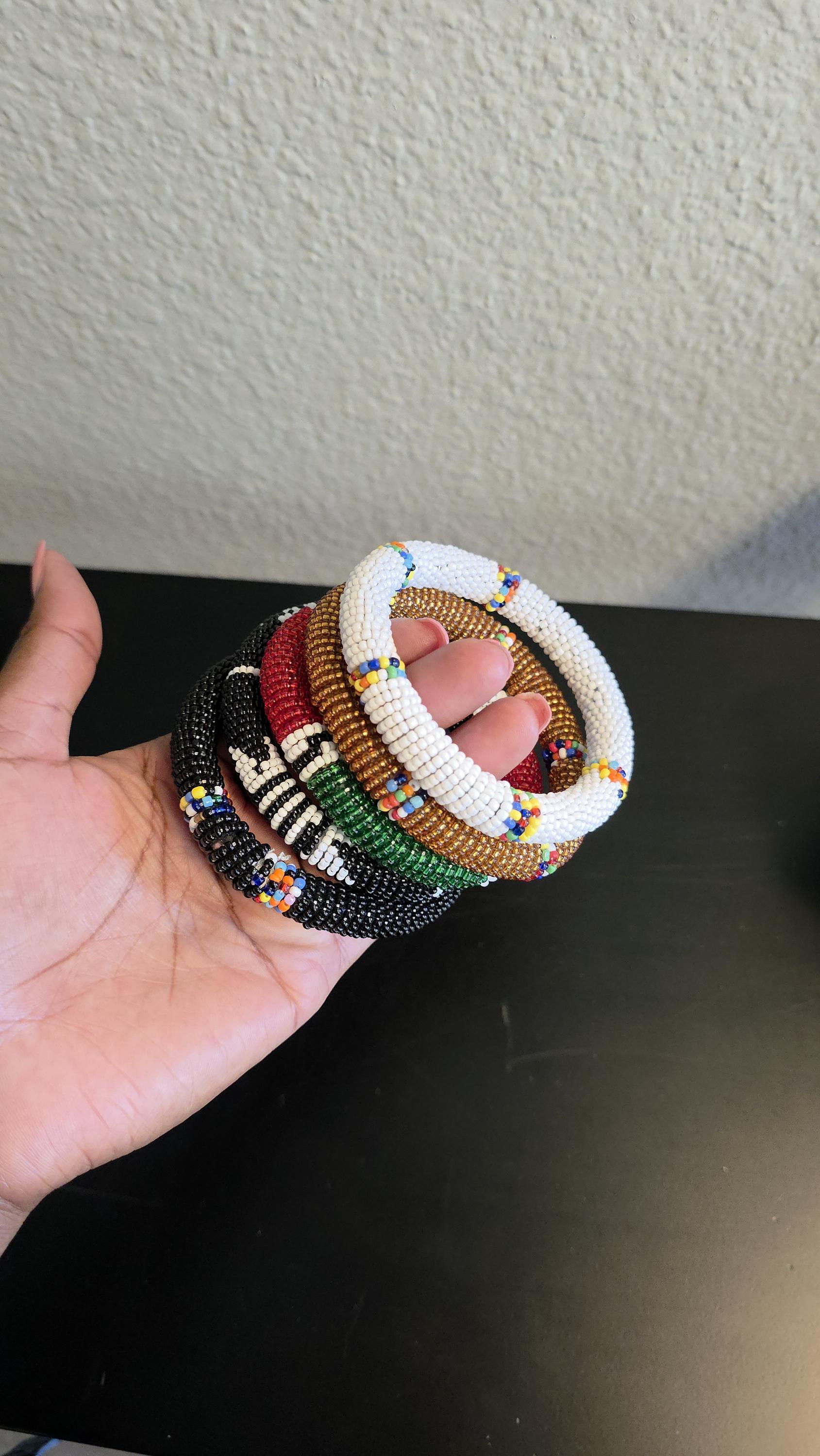 手作りのマサイ族のビーズバングル：カラフルなアフリカの部族の 