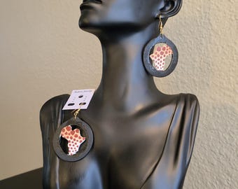 Pendientes de madera con diseño bohemio afrocéntrico hechos a mano con mapa africano