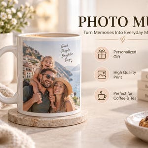Puede incluir: Una taza de cerámica blanca con una impresión fotográfica personalizada de una familia en vacaciones costeras. La taza muestra el texto Good People Brighter Days. Junto a la taza, el texto dice PHOTO MUG, Turn Memories Into Everyday Moments e iconos.