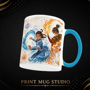 Peut inclure: Un mug en céramique blanche avec une anse bleu vif, orné d'une illustration colorée de deux personnages manipulant les éléments de l'eau et du feu. Le design inclut des symboles élémentaires circulaires et des tourbillons d'eau et de flammes.