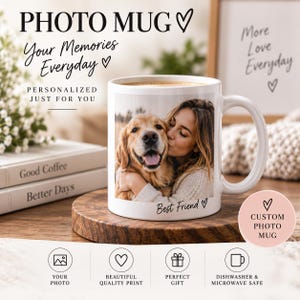 Peut inclure: Un mug en céramique blanche avec une impression photo personnalisée montrant une personne serrant un chien golden retriever dans ses bras. Le mug porte l'inscription Best Friend avec un cœur. Le design est présenté sur une surface en bois.