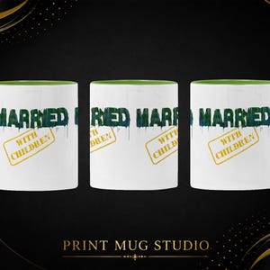Op de afbeelding: Drie witte keramische mokken met groene handvatten en randen. Elke mok heeft het woord "MARRIED" in blauwe en groene druipende tekst en een gele stempel met de tekst "WITH CHILDREN". De mokken staan op een zwarte achtergrond.