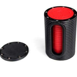 Peut inclure: Un porte-jetons de poker noir et rouge avec un couvercle assorti. Le support cylindrique a un dessus rouge et une fenêtre révélant des jetons rouges. Le couvercle est noir avec des rivets argentés.