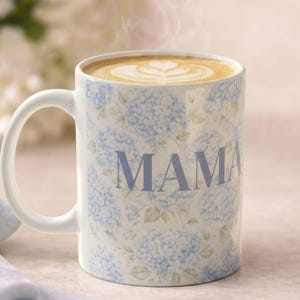 Gepersonaliseerde mama-mok, hortensia-koffiemok, Moederdagcadeau voor moeder, mok blauwe bloemen, mok met blauwe bloemen, kust millennial cadeau, aangepast cadeau voor haar