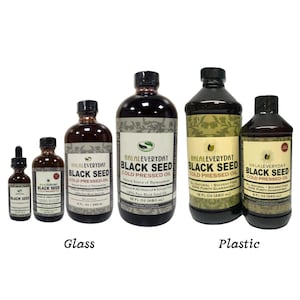 Puede incluir: Una variedad de botellas de aceite de semilla negra de varios tamaños. Las botellas están etiquetadas como "HALAL EVERYDAY BLACK SEED COLD PRESSED OIL". Las botellas son de vidrio y plástico. Los tamaños varían desde pequeños frascos cuentagotas hasta botellas más grandes de 480 ml.