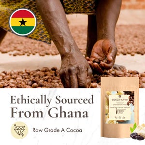 Puede incluir: Manos sosteniendo granos de cacao, con una bolsa de manteca de cacao en el fondo. La bolsa est&aacute; etiquetada como "Manteca de cacao" y enumera los ingredientes. Tambi&eacute;n se ve el texto "De origen &eacute;tico de Ghana" y "Cacao crudo de grado A".