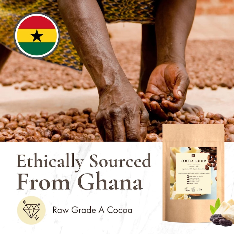 Puede incluir: Manos sosteniendo granos de cacao, con una bolsa de manteca de cacao en el fondo. La bolsa est&aacute; etiquetada como "Manteca de cacao" y enumera los ingredientes. Tambi&eacute;n se ve el texto "De origen &eacute;tico de Ghana" y "Cacao crudo de grado A".
