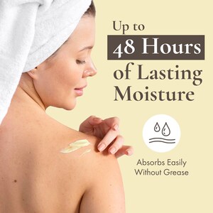 Puede incluir: Una taza de cer&aacute;mica blanca con un asa negra y el texto "But First, Coffee" en negrita negra. La taza se encuentra sobre un fondo neutro, resaltando su dise&ntilde;o sencillo.