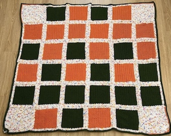 Coperta all'uncinetto verde foresta e arancione bruciato / Plaid a quadri autunnale