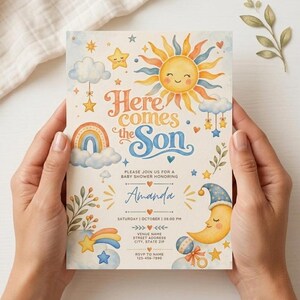 Peut inclure: Une carte d'invitation rectangulaire pour une fête prénatale avec des illustrations aquarelles d'un soleil souriant, d'un croissant de lune avec un bonnet, d'un arc-en-ciel, de nuages et d'étoiles. Le texte indique Here comes the Son, Amanda.