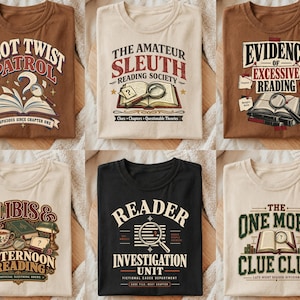 Puede incluir: Una colección de seis camisetas en marrón, crema y negro, cada una con diseños gráficos relacionados con la lectura de misterios. Los estampados incluyen textos como Plot Twist Patrol, The Amateur Sleuth Reading Society, Evidence of Excessive Reading, Alibis & Afternoon Reading, Reader Investigation Unit y The One More Clue Club, acompañados de ilustraciones de libros y lupas.