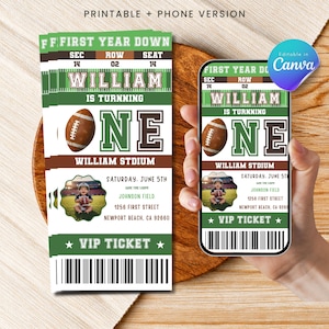 Peut inclure: Un billet d'invitation d'anniversaire sur le thème du football avec le texte FIRST YEAR DOWN, WILLIAM IS TURNNING ONE et WILLIAM STDIUM. Le design comprend un ballon de football marron, une photo d'enfant, les détails de l'événement et un code-barres.
