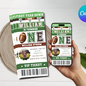 Könnte beinhalten: Ein Stapel grüner und brauner VIP-Tickets zum Thema Football und ein Smartphone mit einem digitalen Ticket. Die Tickets tragen die Aufschrift "WILLIAM IS TURNNING ONE" mit einer Football-Grafik und Veranstaltungsdetails.