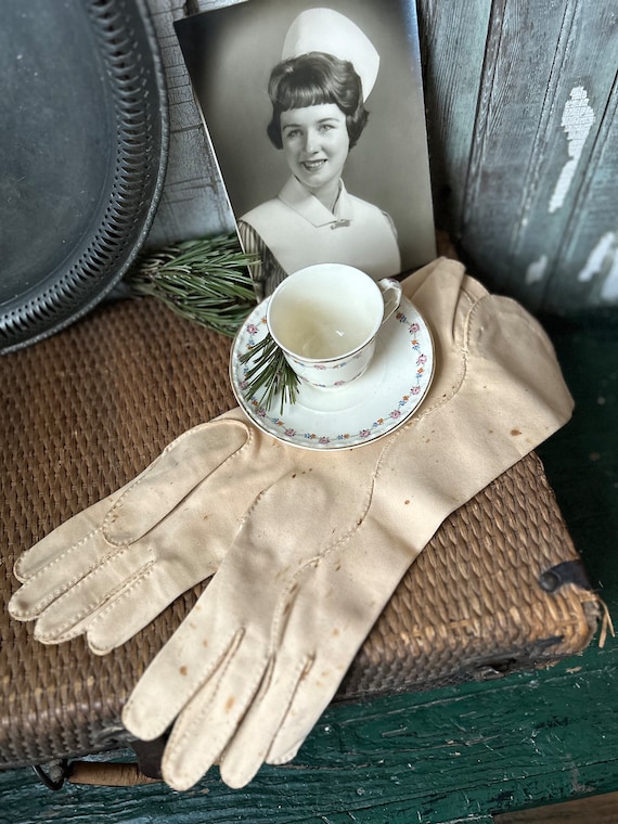 vintage dress gloves 1950s for women: See 50+ styles, glove tips & more fits roaring 20s the Great Gatsby theme 1944 Women's International Dress Co.