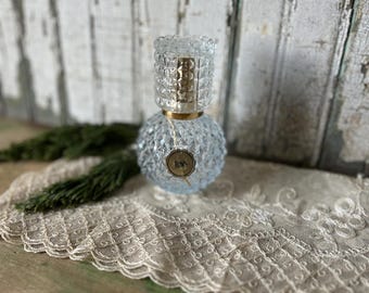 Flacone di profumo vintage in vetro intagliato