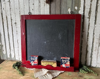 Vintage rood schoolbord, leisteen met vakken krijt en gum