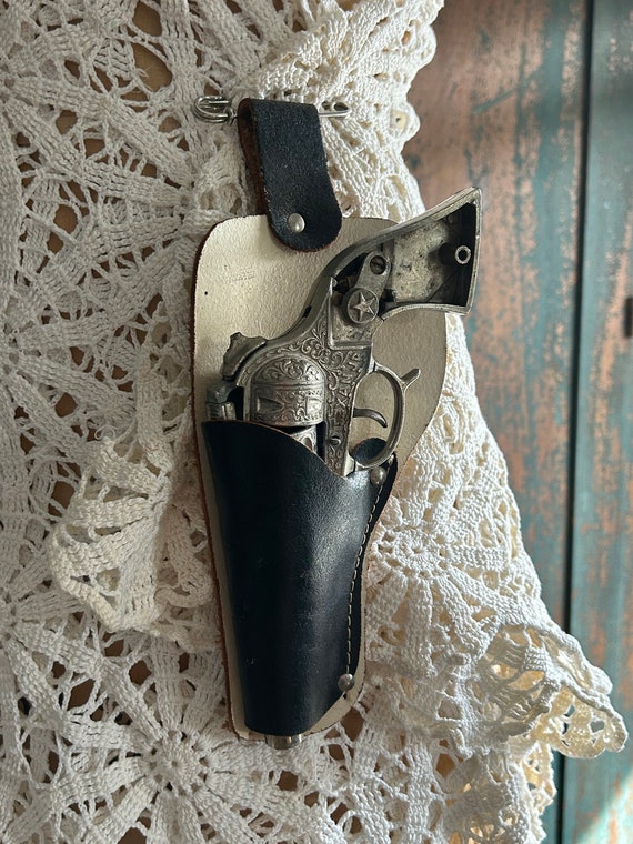 Vintage Texan Jr 1940’s Cap Gun and Holster Gem