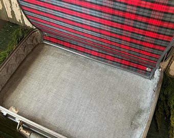 American Tourister tri-taper koffer uit het midden van de eeuw, grijze kleur, bagagelabel, rood geruit geruit interieur