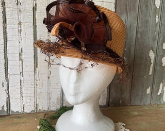 Sombrero vintage de paja color paja con volante marrón y red.