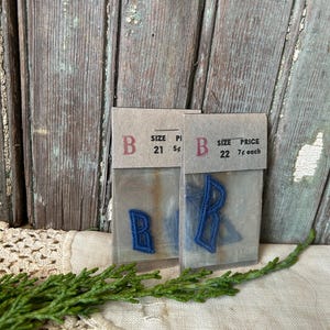 Monogramy do naszycia w stylu vintage z literą B w kolorze kobaltowym, 7 sztuk