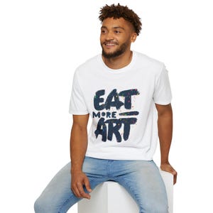 芸術的なユニセックスソフトスタイルTシャツ、Eat More Art、クリエイティブグラフィックTシャツ、アーティストギフト、画家アパレル