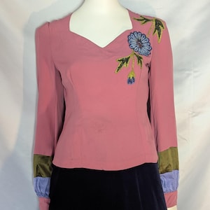 Sällsynt blus från 1940-talet med utsmyckning: Randig rosa värdinnatopp med biskopsärm, storlek S