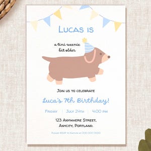 Op de afbeelding: Een witte uitnodigingskaart met de tekst "LUCAS IS" en "a tini weenie bit older." Het toont een cartoon teckel met een feesthoedje. De uitnodiging luidt "Join us to celebrate Luca's 7th Birthday!" met datum, tijd en adres.
