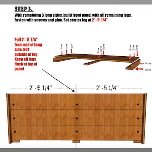 Puede incluir: Un diagrama de construcci&oacute;n etiquetado como STEP 3 que muestra el montaje de un panel frontal de madera con tres patas. El texto indica fijar con tornillos y pegamento, colocando la pata central a 2'-5 1/4" del extremo del lado largo.