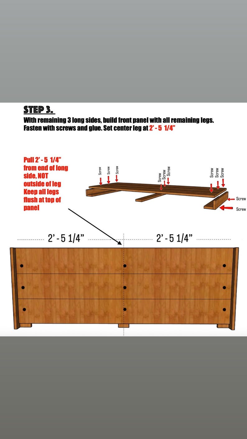 Puede incluir: Un diagrama de construcci&oacute;n etiquetado como STEP 3 que muestra el montaje de un panel frontal de madera con tres patas. El texto indica fijar con tornillos y pegamento, colocando la pata central a 2'-5 1/4" del extremo del lado largo.