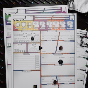 Könnte beinhalten: Ein Stapel weißer Charakterbögen im Comic-Stil mit verschiedenen Kästchen und Texten wie "Evasion", "Damage" und "Stress". Mehrere schwarze Würfel und bunte Marker umgeben die Bögen, was auf ein Tabletop-Rollenspiel hindeutet.