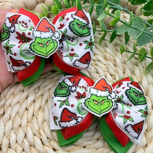 Grinchen-hästsvansar, set med 7,5 cm rosetter med krokodilklämma