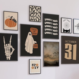 Puede incluir: Una colecci&oacute;n de l&aacute;minas enmarcadas con tem&aacute;tica de Halloween. Las l&aacute;minas presentan una calabaza, una mano de esqueleto, un fantasma con una bolsa "BOO" y el texto "Spooky Vibes". Otras l&aacute;minas incluyen una telara&ntilde;a, un gato negro y un rayo.