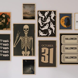 Puede incluir: Una colecci&oacute;n de l&aacute;minas art&iacute;sticas enmarcadas con tem&aacute;tica de Halloween. Las l&aacute;minas presentan varios dise&ntilde;os espeluznantes, incluyendo fantasmas, un esqueleto, un gato negro en una luna creciente, y el texto "Halloween" y "October 31". Tambi&eacute;n se muestran las palabras "Spooky Vibes".