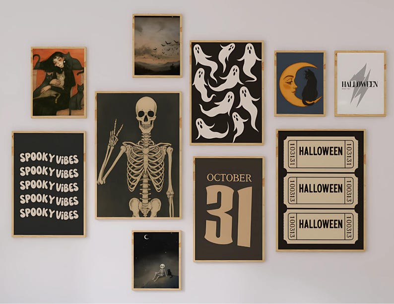 Puede incluir: Una colecci&oacute;n de l&aacute;minas art&iacute;sticas enmarcadas con tem&aacute;tica de Halloween. Las l&aacute;minas presentan varios dise&ntilde;os espeluznantes, incluyendo fantasmas, un esqueleto, un gato negro en una luna creciente, y el texto "Halloween" y "October 31". Tambi&eacute;n se muestran las palabras "Spooky Vibes".
