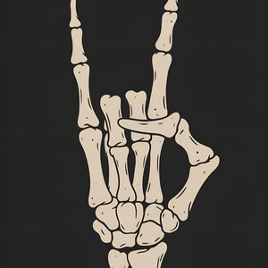 Puede incluir: Ilustraci&oacute;n beige de una mano esquel&eacute;tica haciendo el gesto de la mano de rock and roll sobre un fondo negro. La mano est&aacute; en un pu&ntilde;o con los dedos &iacute;ndice y me&ntilde;ique extendidos hacia arriba.