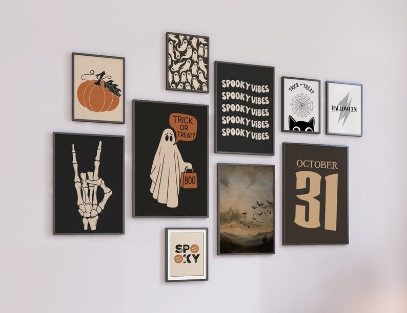 Puede incluir: Una colecci&oacute;n de l&aacute;minas enmarcadas con tem&aacute;tica de Halloween. Las l&aacute;minas presentan una calabaza, una mano de esqueleto, un fantasma con una bolsa "BOO" y el texto "Spooky Vibes". Otras l&aacute;minas incluyen una telara&ntilde;a, un gato negro y un rayo.