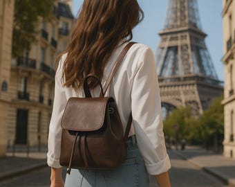 Mini mochila italiana para mujer: bolso con solapa y cordón de piel sintética suave, elegante bolso de viaje para el día a día.