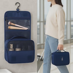 K&ouml;nnte beinhalten: Ein marineblauer Reise-Organizer zum Aufh&auml;ngen mit mehreren F&auml;chern, darunter eine Netztasche und ein Rei&szlig;verschlussfach. Der Organizer wird mit Make-up-Pinseln und Flaschen im Inneren gezeigt. Eine Person h&auml;lt eine passende marineblaue Reisetasche.