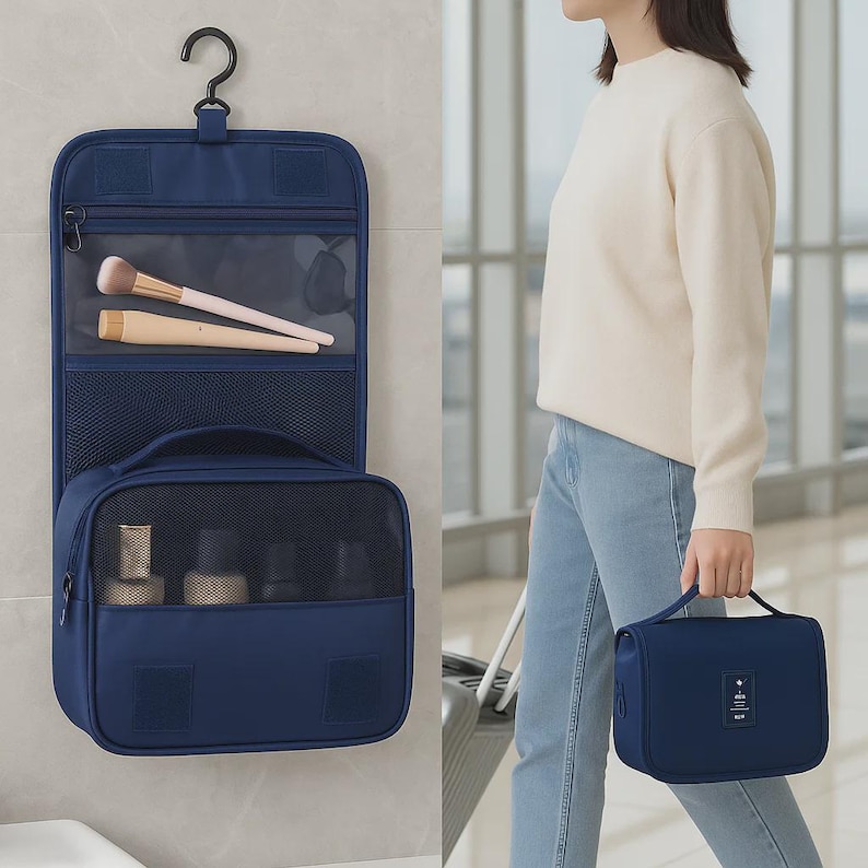 K&ouml;nnte beinhalten: Ein marineblauer Reise-Organizer zum Aufh&auml;ngen mit mehreren F&auml;chern, darunter eine Netztasche und ein Rei&szlig;verschlussfach. Der Organizer wird mit Make-up-Pinseln und Flaschen im Inneren gezeigt. Eine Person h&auml;lt eine passende marineblaue Reisetasche.