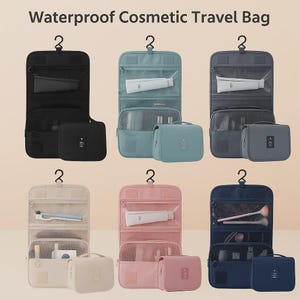 K&ouml;nnte beinhalten: Eine Auswahl an wasserdichten Kosmetik-Reisetaschen in verschiedenen Farben, darunter Schwarz, T&uuml;rkis, Grau, Beige, Rosa und Marineblau. Jede Tasche hat ein H&auml;ngedesign mit mehreren F&auml;chern und eine passende kleinere Kosmetiktasche. Der Text "Waterproof Cosmetic Travel Bag" steht oben.