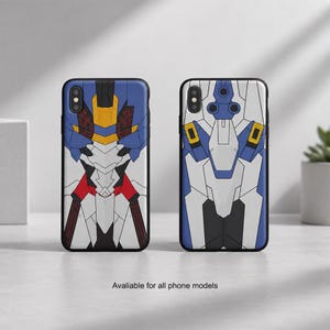 Op de afbeelding: Twee telefoonhoesjes met grafische ontwerpen geïnspireerd op mecha-robotpantsers. Het linkerhoesje toont een geometrisch patroon in blauw, wit, geel en rood. Het rechterhoesje toont een ontwerp in blauw, wit en geel. Tekst: Avaliable for all phone models.