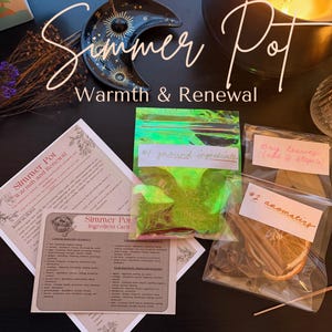 Può includere: Un set di elementi per una pentola a fuoco lento, tra cui istruzioni, schede degli ingredienti e sacchetti etichettati di ingredienti macinati e aromatici. È visibile anche un porta incenso nero a forma di mezzaluna.