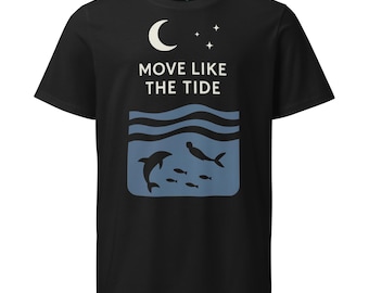 Könnte beinhalten: Schwarzes T-Shirt mit einem grafischen Design, das einen Halbmond, Sterne und den Text "MOVE LIKE THE TIDE" zeigt. Darunter befindet sich ein blaues Rechteck mit Silhouetten von Delfin, Meerjungfrau und Fischen.