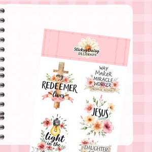 Peut inclure: Une feuille d'autocollants sur le thème religieux. Les autocollants présentent des motifs floraux et des phrases telles que "My Redeemer Lives", "Way Maker" et "Light in the Darkness". La marque "Sticksy Daisy Stickers" est également visible.