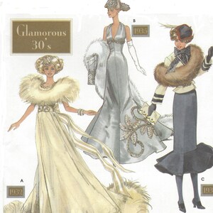 Op de afbeelding: Drie vintage mode-illustraties van vrouwen in glamoureuze jurken uit de jaren 1930. De vrouw links draagt een lange, vloeiende witte jurk met een bontkraag en een ceintuur. De vrouw in het midden draagt een zilveren jurk met een bontstole en een parelversiering. De vrouw rechts draagt een zwarte rok en een wit blouse met een bontkraag en een hoed.